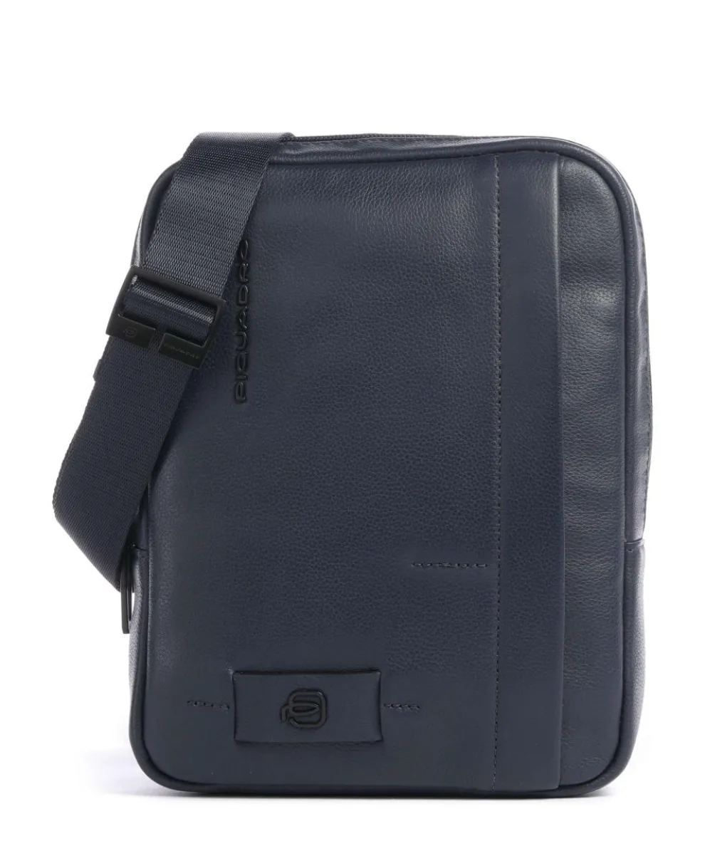 W137 Crossbody bag grained cow leather dark blue
