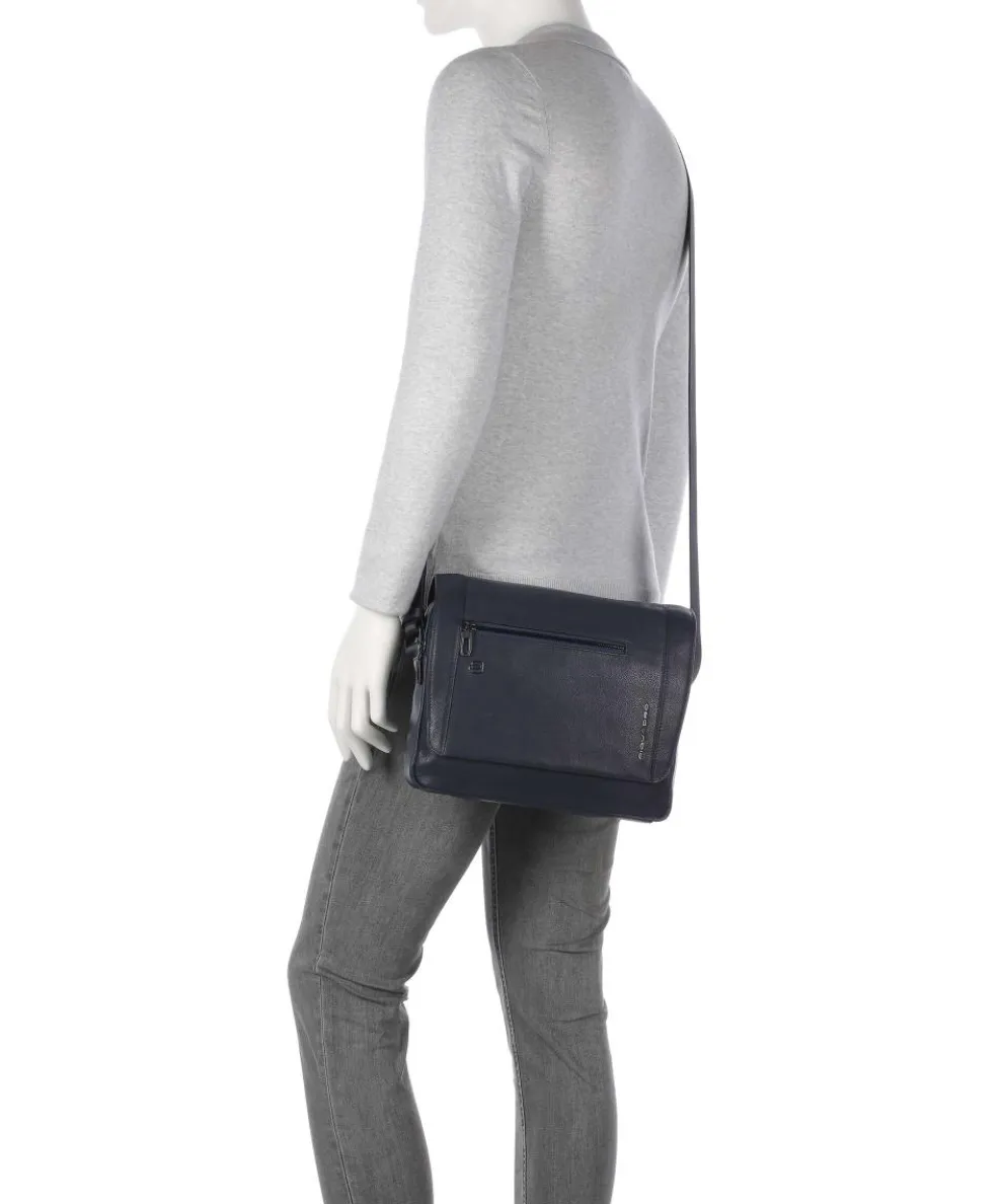 S134 Messenger bag grained cow leather navy